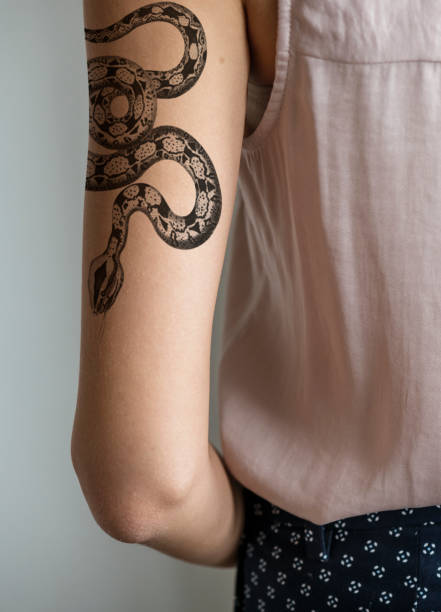 closeup da tatuagem do braço de uma mulher - tattoo women back rear view - fotografias e filmes do acervo