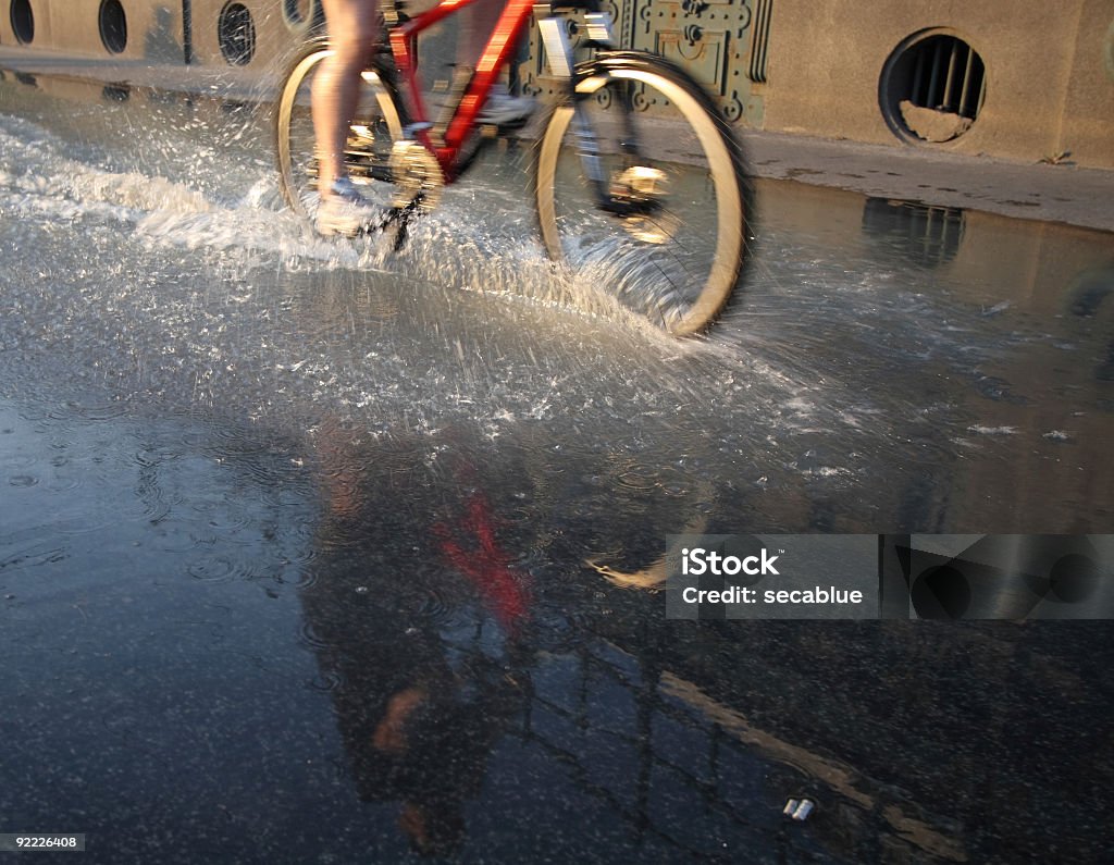 Fahrrad durch Wasser mit splash und Reflexion - Lizenzfrei Bewegung Stock-Foto