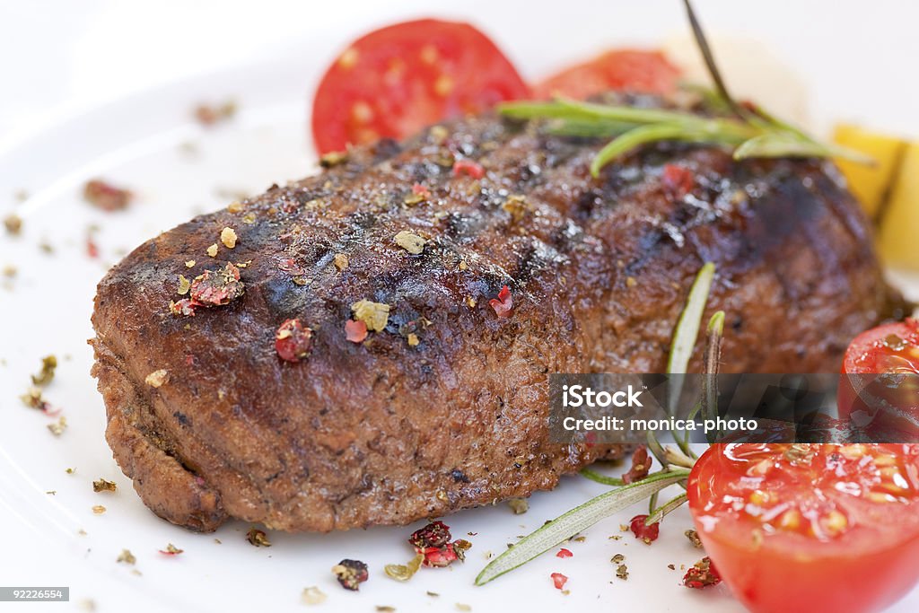 strip steak accompagné de tomates cerises - Photo de Aliment en portion libre de droits