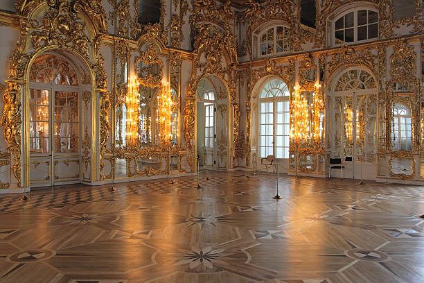 katharinenpalast hall, tsarskoe selo (puschkin), russland. - domestic room palace chandelier nobility stock-fotos und bilder