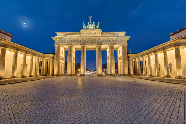 istock The Brandenburg Gate in Berlin at dawn 922273944