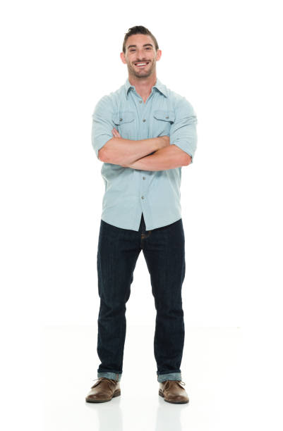 istock Handsome man in casual clothes with arms folded 922286494