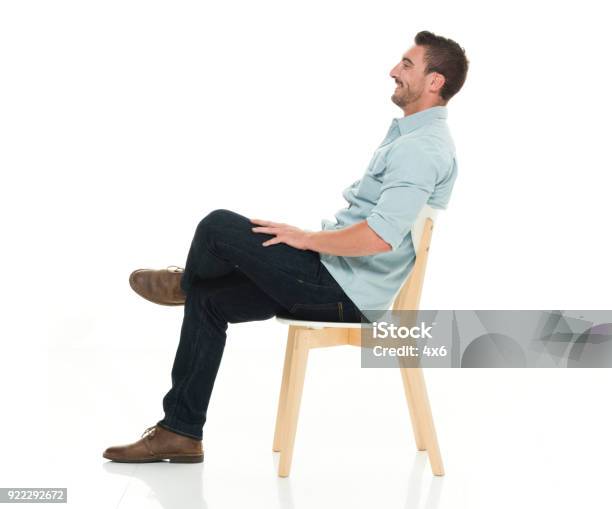 Seitenansicht Des Charmanten Mann Sitzend Stockfoto und mehr Bilder von Sitzen - Sitzen, Seitenansicht, Männer