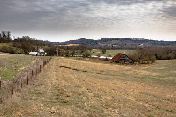 paisagem rural dos apalaches - winter agriculture ranch field - fotografias e filmes do acervo