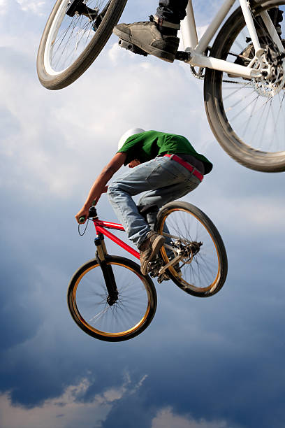 bicicletas aerotransportada - bmx cycling sport teenagers only teenager imagens e fotografias de stock