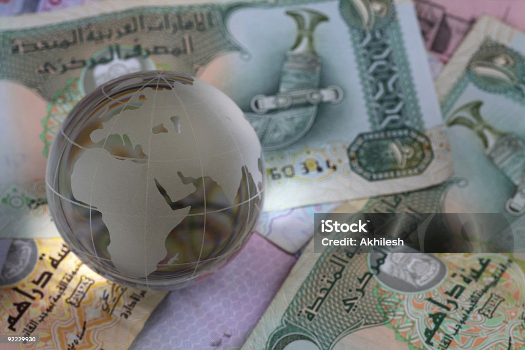Globo na moeda notas de dirham dos Emirados Árabes Unidos - Foto de stock de Conta - Instrumento financeiro royalty-free