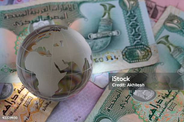 Foto de Globo Na Moeda Notas De Dirham Dos Emirados Árabes Unidos e mais fotos de stock de Conta - Instrumento financeiro