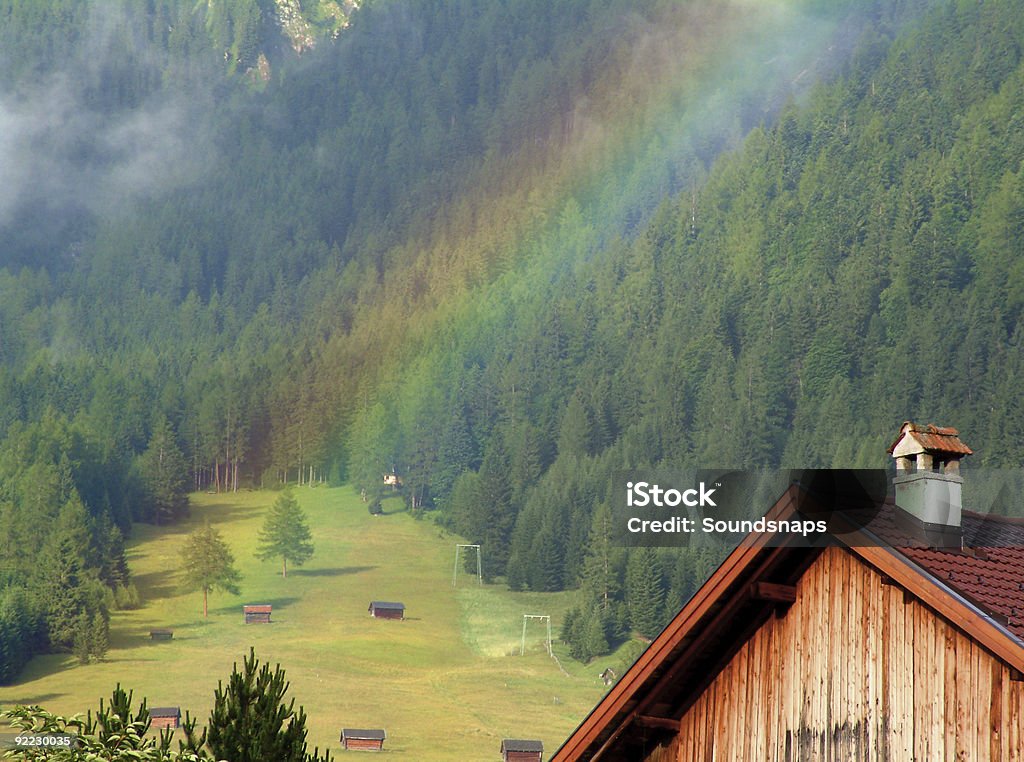 Rainbow en los alpes - Foto de stock de Estado del Tirol libre de derechos