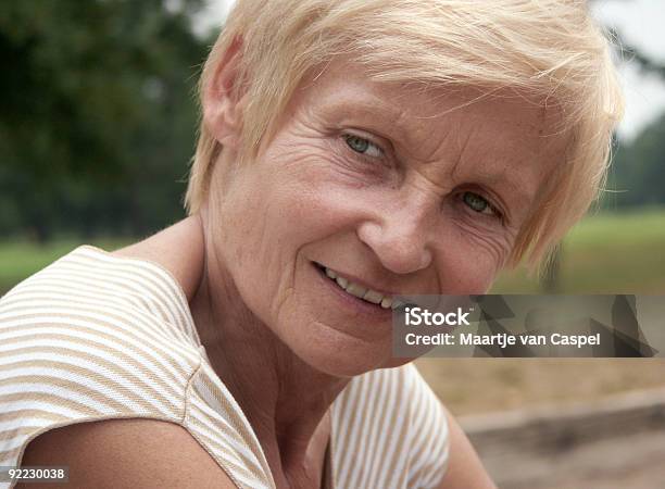 Só Uma Mulher - Fotografias de stock e mais imagens de Adulto - Adulto, Adulto maduro, Antigo