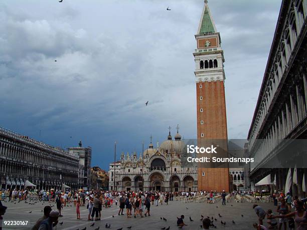 St Marks Plaza De Venecia Foto de stock y más banco de imágenes de Campanario - Torre - Campanario - Torre, Campanile - Venecia, Catedral de San Marcos