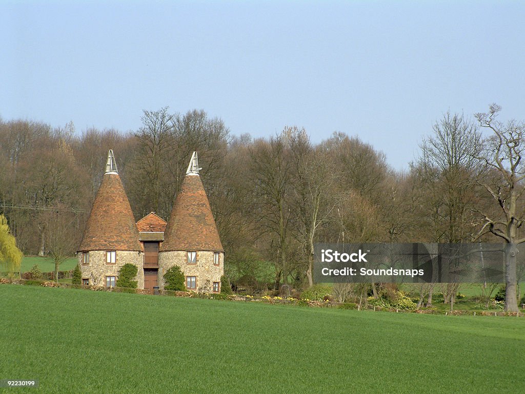 Oast House nel giardino d'Inghilterra - Foto stock royalty-free di Essiccatoio per il luppolo