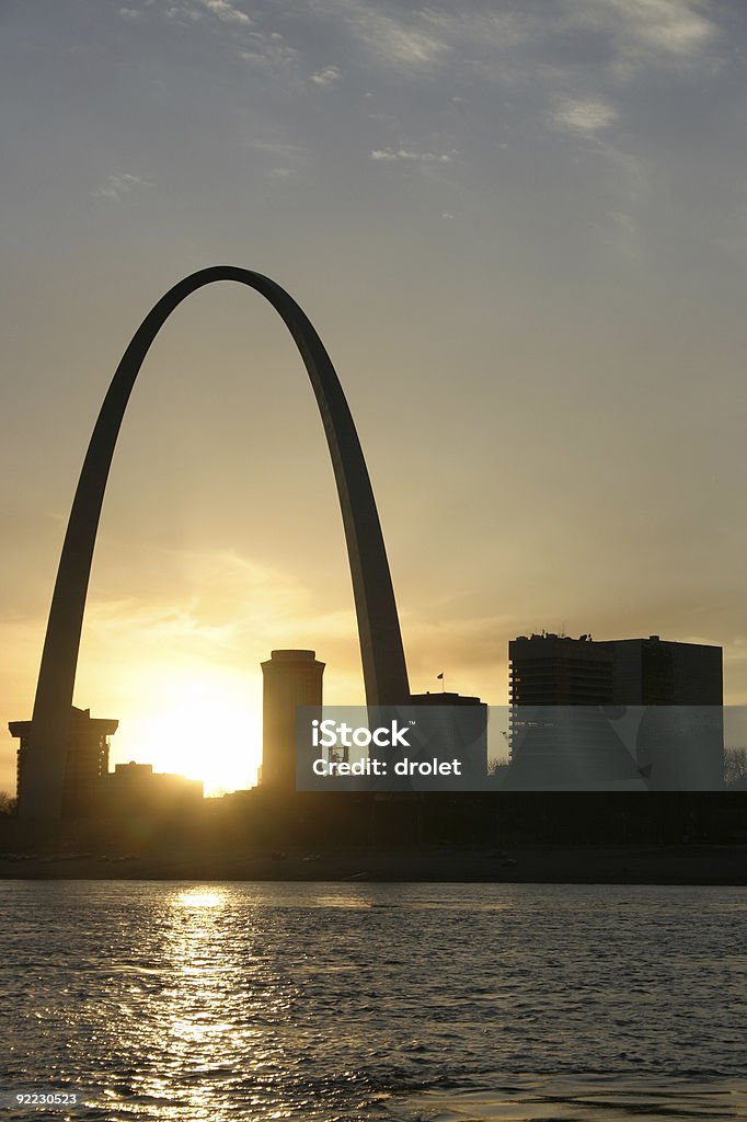 Сент-Луис Gateway Arch на закате - Стоковые фото Арка - архитектурный элемент роялти-фри