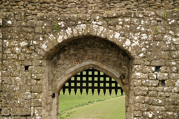 замок portcullis - medieval castle gate portcullis стоковые фото и изображения