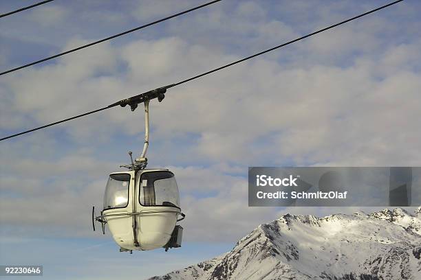 Straßenbahn In Alpen Mit Bergen Und Sky Stockfoto und mehr Bilder von Bedeckter Himmel - Bedeckter Himmel, Drahtseil, Farbbild