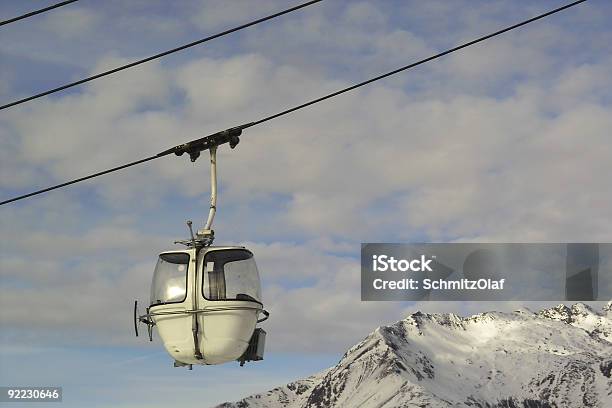 Cable Car En Alpes Con Montañas Y El Cielo Foto de stock y más banco de imágenes de Aire libre - Aire libre, Blanco - Color, Cielo