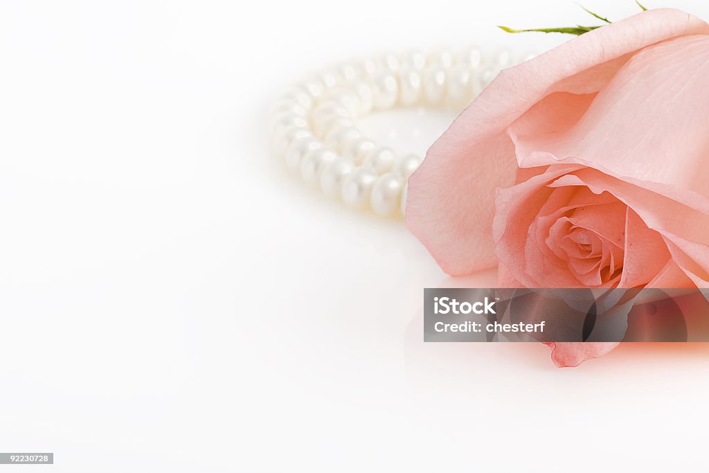 pink rose bud con collar de perlas - Foto de stock de Collar de perlas - Joyas libre de derechos