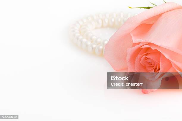 Pink Rose Bud Con Collar De Perlas Foto de stock y más banco de imágenes de Collar de perlas - Joyas - Collar de perlas - Joyas, Flor, Acontecimiento