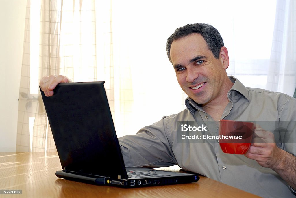 Hombre con ordenador portátil - Foto de stock de Adulto libre de derechos