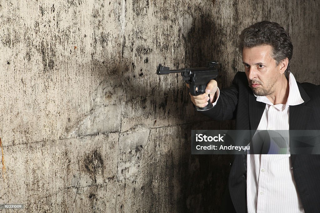 Uomo con la pistola - Foto stock royalty-free di Adulto