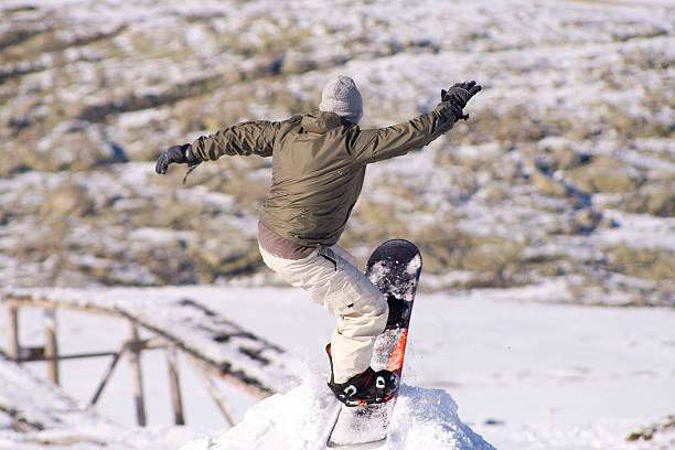 snowboard skok - men jumping mid air air pump zdjęcia i obrazy z banku zdjęć