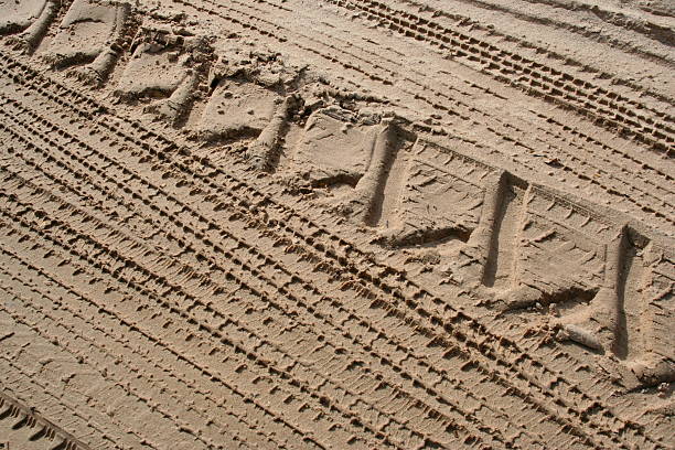 titres de pneu dans le sable - tire track egypt track africa photos et images de collection