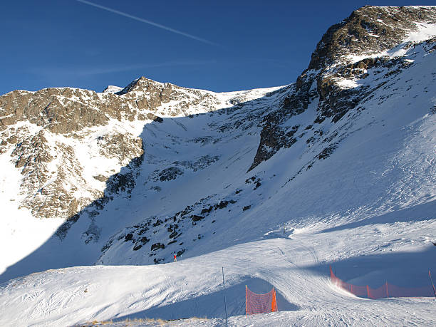 лыжный run дез альп в зимний снег и голубого неба - mono ski стоковые фото и изображения