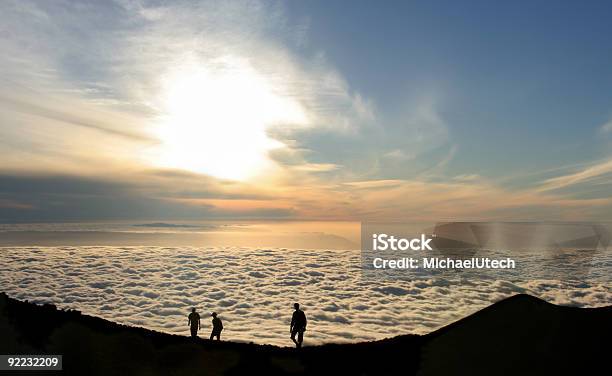 Personas En Las Nubes Foto de stock y más banco de imágenes de Aire libre - Aire libre, Anochecer, Arriba de