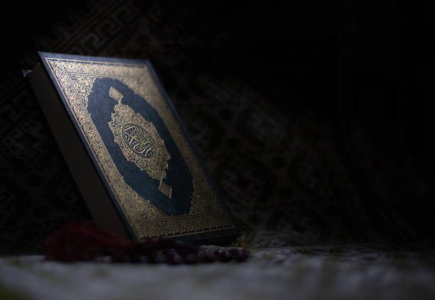 coran - livre sacré des musulmans dans le monde entier sur des planches en bois - coran photos et images de collection