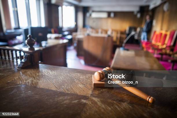 Immagine A Colori Di Un Martello In Unaula Di Tribunale - Fotografie stock e altre immagini di Processo legale