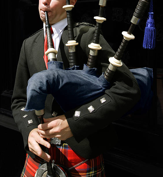 joueur de cornemuse envoyer ses canalisations - bagpipe photos et images de collection