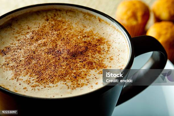 Bollo Y Taza De Café Foto de stock y más banco de imágenes de Alimento - Alimento, Bebida, Bebida caliente