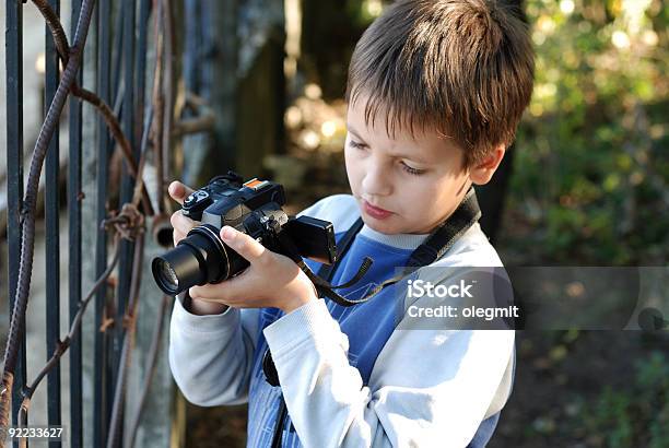 Chłopiec Robi Zdjęcie - zdjęcia stockowe i więcej obrazów Aparat fotograficzny - Aparat fotograficzny, Celować, Chłopcy