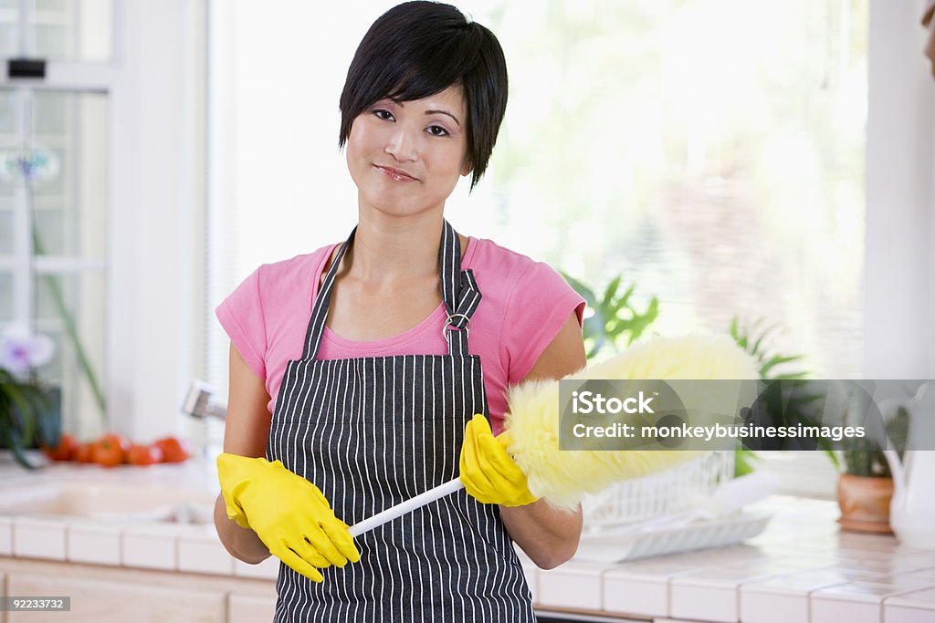 Frau Holding Duster und in Gummi-Handschuhe - Lizenzfrei Blick in die Kamera Stock-Foto