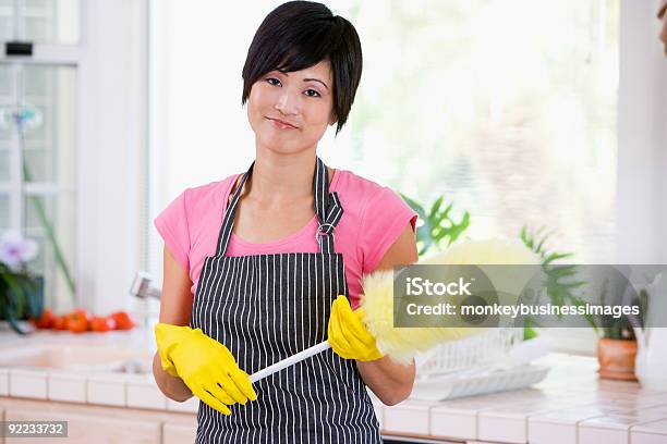 Frau Holding Duster Und In Gummihandschuhe Stockfoto und mehr Bilder von Blick in die Kamera - Blick in die Kamera, Chinesischer Abstammung, Das Leben zu Hause