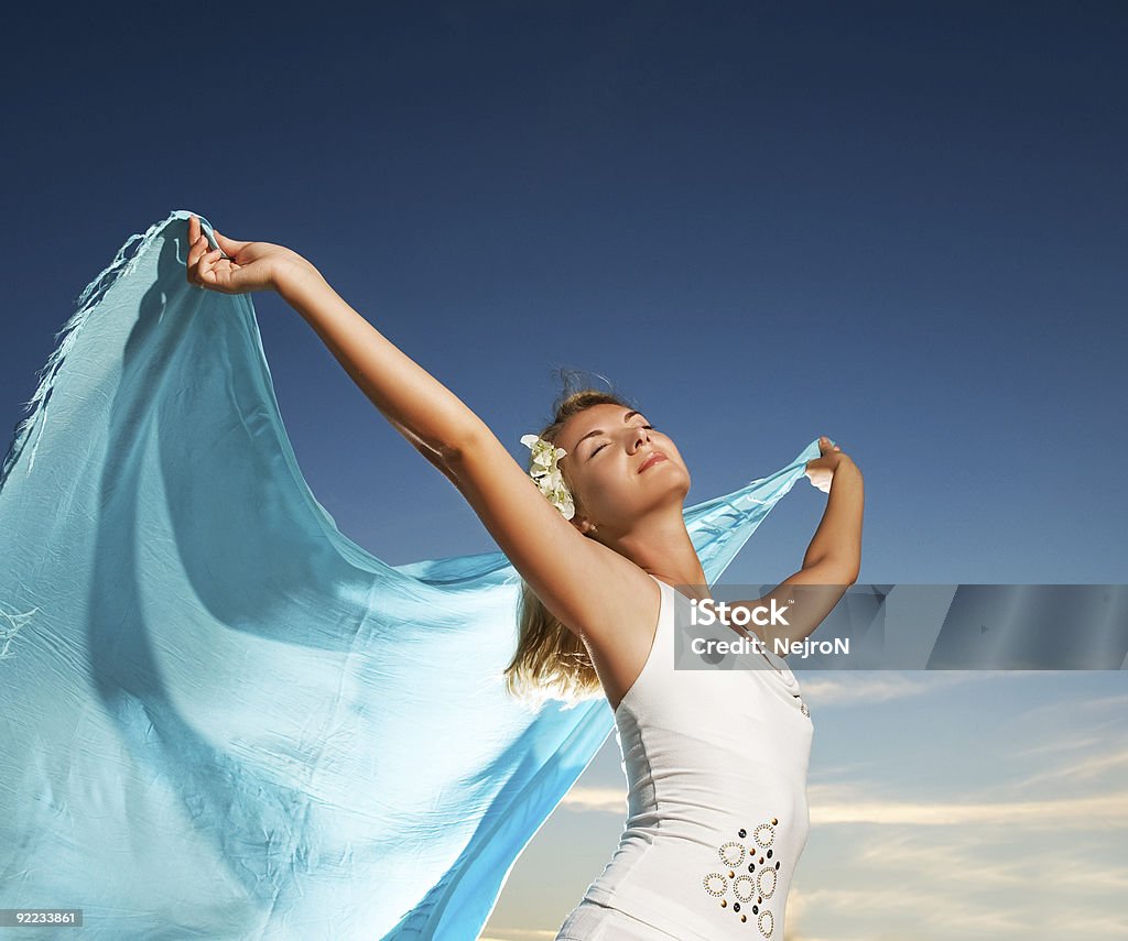 Hermosa mujer joven con un chal relajante al aire libre - Foto de stock de Adulto libre de derechos