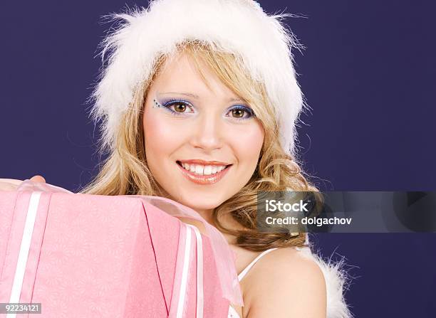 Happy Santa Helfer Mit Geschenk Box Stockfoto und mehr Bilder von Attraktive Frau - Attraktive Frau, Blauer Hintergrund, Blondes Haar