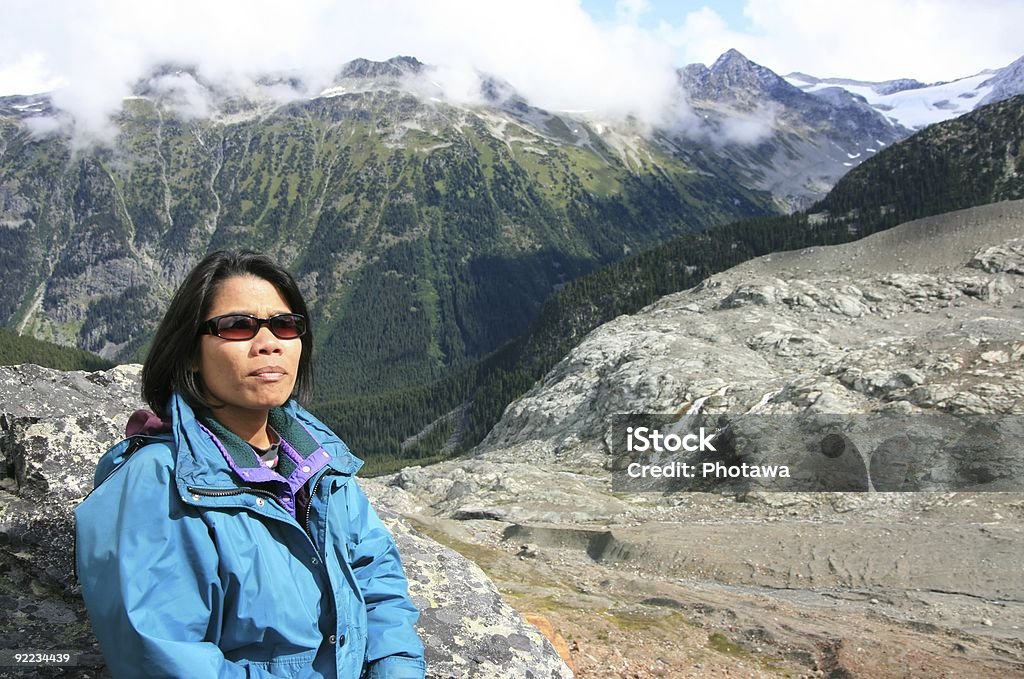 Mulher na Ridge do Moraine - Foto de stock de Colúmbia Britânica royalty-free