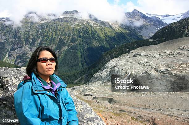 Foto de Mulher Na Ridge Do Moraine e mais fotos de stock de Colúmbia Britânica - Colúmbia Britânica, Filipino, 30 Anos