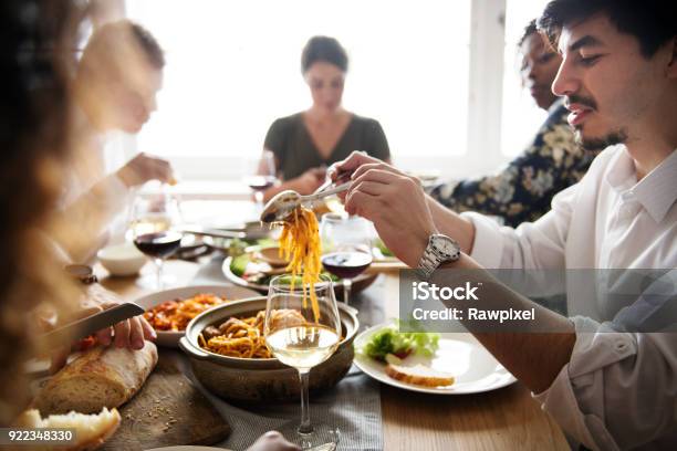 Amici Che Si Riuniscono Con Il Cibo Italiano Insieme - Fotografie stock e altre immagini di Mangiare