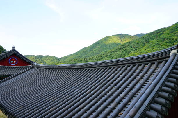 istock Traditional Korean tile roof 922349076