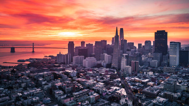 夜明けのサンフランシスコの街並み - san francisco county sunrise nobody sky ストックフォトと画像