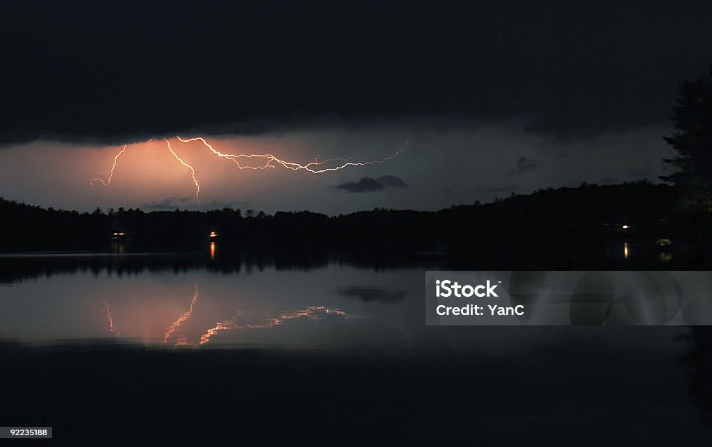 Tormenta en la noche - Foto de stock de Aire libre libre de derechos