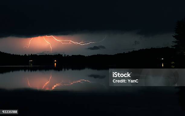 Tormenta En La Noche Foto de stock y más banco de imágenes de Aire libre - Aire libre, Color - Tipo de imagen, Electricidad