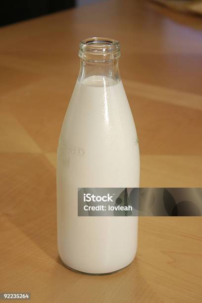 Бутылка Для Молока — стоковые фотографии и другие картинки Без людей - Без людей, Белый, Бутылка