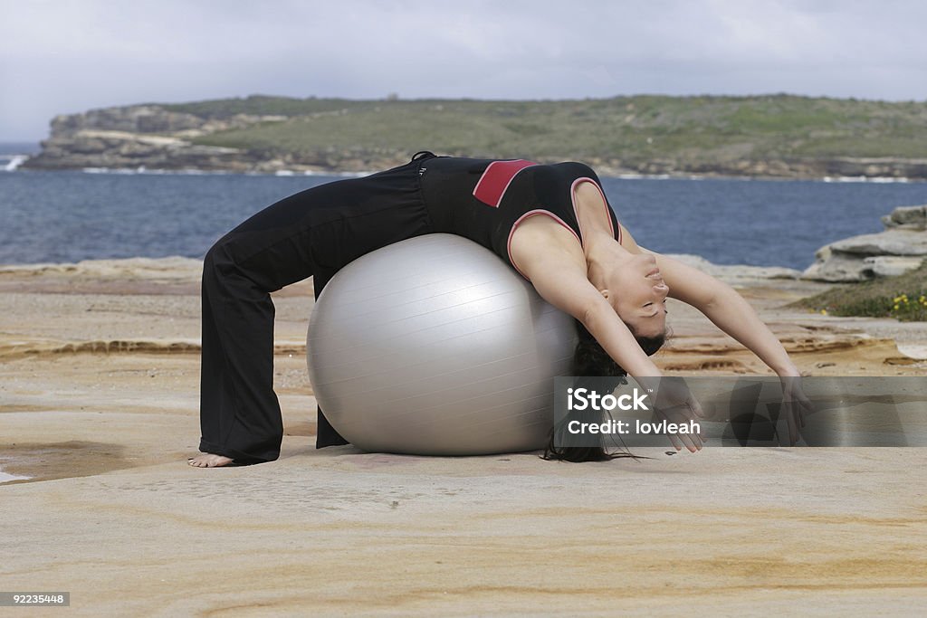 Pilates-ball de estiramiento hacia atrás - Foto de stock de Adulto libre de derechos