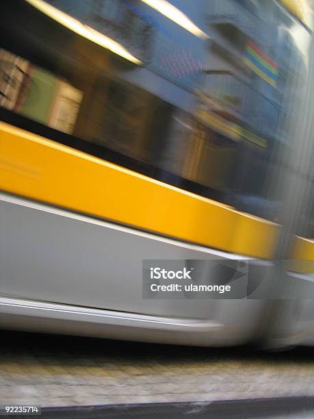 Metro En Movimiento Foto de stock y más banco de imágenes de Actividad física - Actividad física, Aire libre, Amarillo - Color