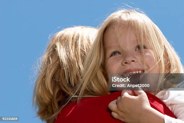 Das Mädchen Umarmen Mutter Gegen Himmel Stockfoto und mehr Bilder von Freundschaftliche Verbundenheit - Freundschaftliche Verbundenheit, Menschliches Haar, Zwei Personen