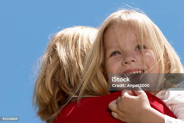 A Rapariga Abraçar A Mãe Contra Céu - Fotografias de stock e mais imagens de Cabelo Humano - Cabelo Humano, Criar Laços, Duas Pessoas