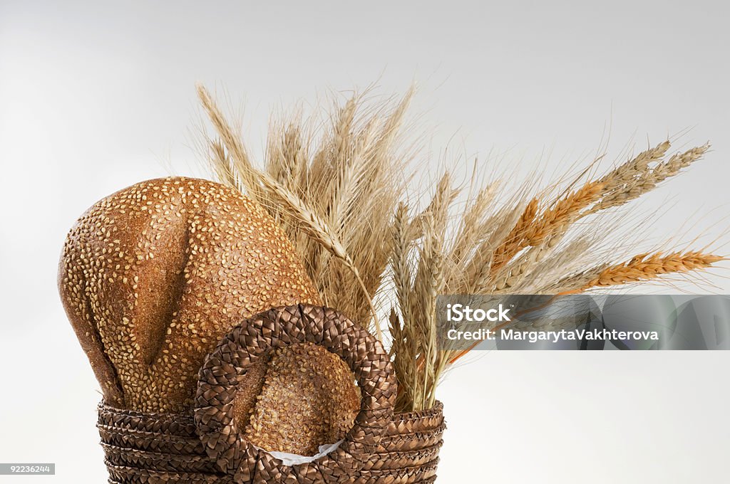 Cesta con grano pan y cereales. - Foto de stock de Agricultura libre de derechos