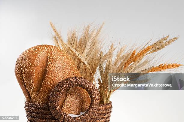 Cesta Con Grano Pan Y Cereales Foto de stock y más banco de imágenes de Agricultura - Agricultura, Alimento, Amarillo - Color